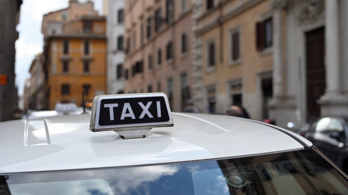 Pražský taxikář si za pět kilometrů jízdy naúčtoval sedm tisíc, přišel o auto